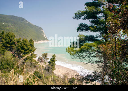 Landschaft der adriatischen Küste und das Meer vom Mount Conero, Italien, Region Marken Stockfoto