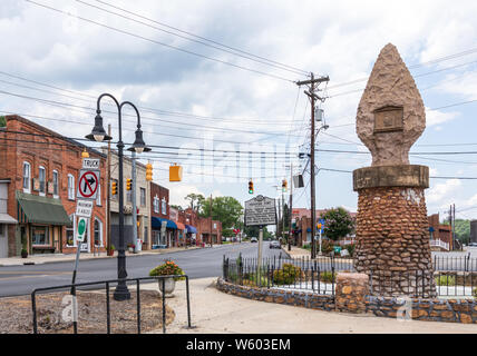 Die alte Festung Fort, NC, USA-27 Juli 19: Ein Denkmal steht auf einer Ecke Main St., Dokumentation der alten Appalachian indischen Straße. Stockfoto