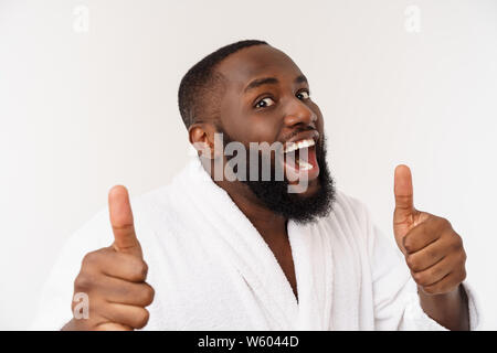 Portrait von Happy afroamerican gut aussehender bärtiger Mann Lachen und zeigen "Daumen hoch" Geste Stockfoto