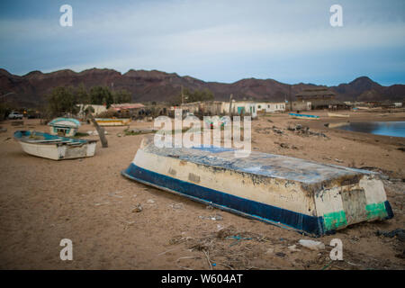 Botes de Pesca y Panga en la playa de Punta Chueca, Sonora, Mexiko. Comunidad: Pueblo Concaac o Seri ubicado entre el Desierto y la Isla del Tiburón en El Golfo de California. (Foto: Luis Gutierrez/NortePhoto.com) pclaves: Stockfoto