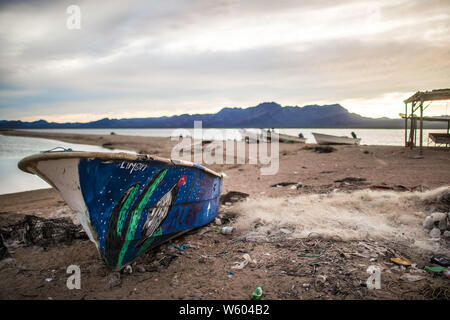 Botes de Pesca y Panga en la playa de Punta Chueca, Sonora, Mexiko. Comunidad: Pueblo Concaac o Seri ubicado entre el Desierto y la Isla del Tiburón en El Golfo de California. (Foto: Luis Gutierrez/NortePhoto.com) pclaves: Stockfoto