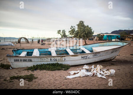 Botes de Pesca y Panga en la playa de Punta Chueca, Sonora, Mexiko. Comunidad: Pueblo Concaac o Seri ubicado entre el Desierto y la Isla del Tiburón en El Golfo de California. (Foto: Luis Gutierrez/NortePhoto.com) pclaves: Stockfoto