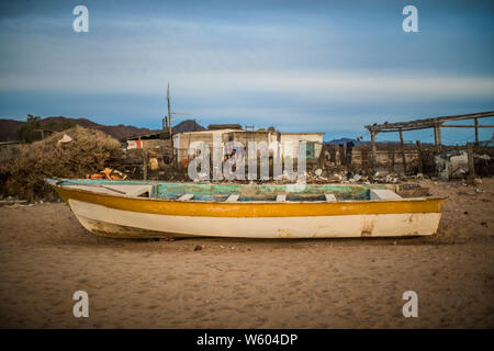 Botes de Pesca y Panga en la playa de Punta Chueca, Sonora, Mexiko. Comunidad: Pueblo Concaac o Seri ubicado entre el Desierto y la Isla del Tiburón en El Golfo de California. (Foto: Luis Gutierrez/NortePhoto.com) pclaves: Stockfoto