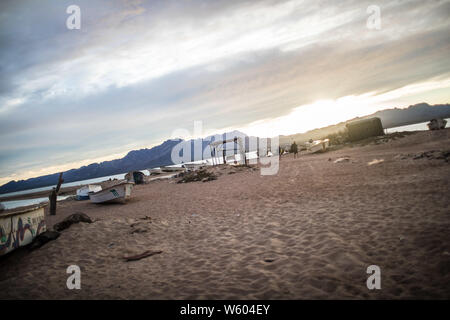 Botes de Pesca y Panga en la playa de Punta Chueca, Sonora, Mexiko. Comunidad: Pueblo Concaac o Seri ubicado entre el Desierto y la Isla del Tiburón en El Golfo de California. (Foto: Luis Gutierrez/NortePhoto.com) pclaves: Stockfoto