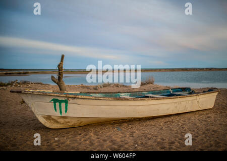 Botes de Pesca y Panga en la playa de Punta Chueca, Sonora, Mexiko. Comunidad: Pueblo Concaac o Seri ubicado entre el Desierto y la Isla del Tiburón en El Golfo de California. (Foto: Luis Gutierrez/NortePhoto.com) pclaves: Stockfoto