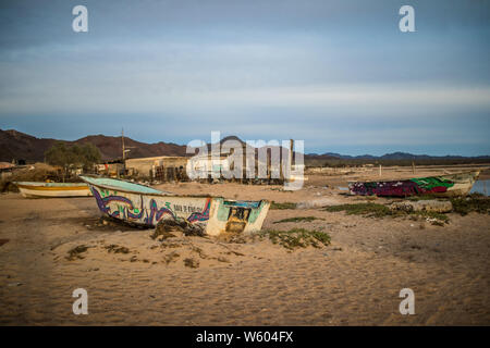 Botes de Pesca y Panga en la playa de Punta Chueca, Sonora, Mexiko. Comunidad: Pueblo Concaac o Seri ubicado entre el Desierto y la Isla del Tiburón en El Golfo de California. (Foto: Luis Gutierrez/NortePhoto.com) pclaves: Stockfoto