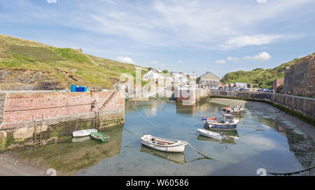 Der Hafen von Porthgain ein Dorf an der Küste im Pembrokeshire Coast National Park, Wales, Großbritannien Stockfoto