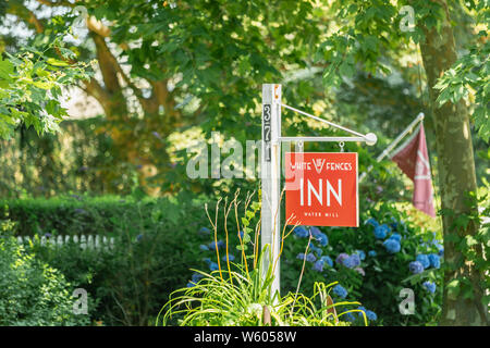 Zeichen für die Weißen Zäune Inn in Wassermühle, NY Stockfoto