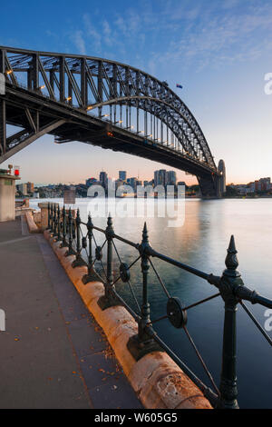 Bild vertikal der Sydney Harbour Bridge in Sydney, Australien, bei Sonnenaufgang von Hickson Road finden. Stockfoto