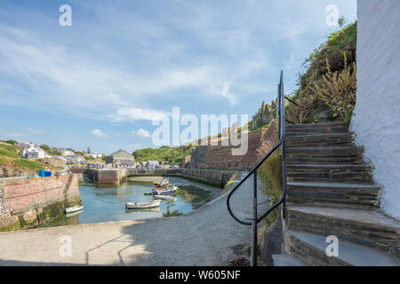 Der Hafen von Porthgain ein Dorf an der Küste im Pembrokeshire Coast National Park, Wales, Großbritannien Stockfoto