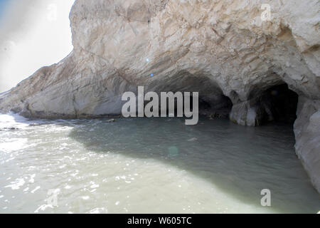 Lbatural Höhle von Urbani Strand von Sirolo, Riviera del Conero, Marken, Italien Stockfoto