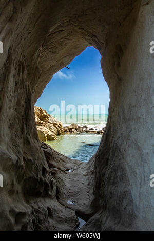 Natürliche Höhle von Urbani Strand von Sirolo, Riviera del Conero, Marken, Italien Stockfoto