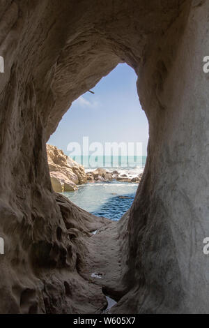 Natürliche Höhle von Urbani Strand von Sirolo, Riviera del Conero, Marken, Italien Stockfoto