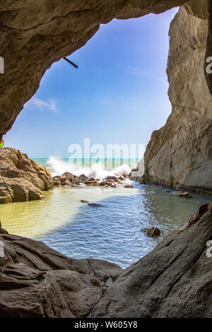 Natürliche Höhle von Urbani Strand von Sirolo, Riviera del Conero, Marken, Italien Stockfoto