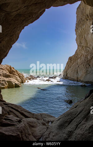 Natürliche Höhle von Urbani Strand von Sirolo, Riviera del Conero, Marken, Italien Stockfoto