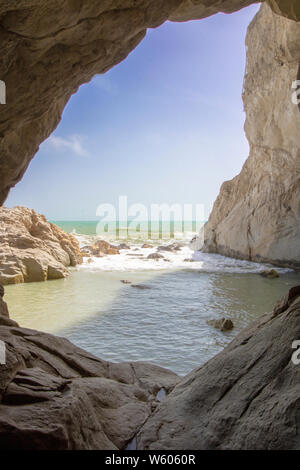 Natürliche Höhle von Urbani Strand von Sirolo, Riviera del Conero, Marken, Italien Stockfoto