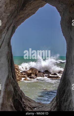 Natürliche Höhle von Urbani Strand von Sirolo, Riviera del Conero, Marken, Italien Stockfoto