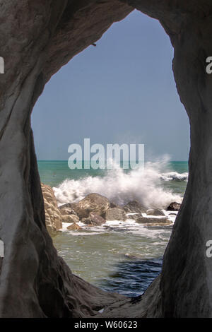 Natürliche Höhle von Urbani Strand von Sirolo, Riviera del Conero, Marken, Italien Stockfoto