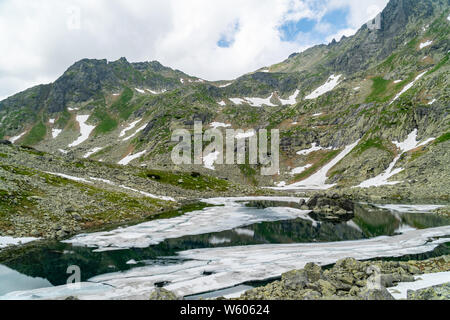 Panoramablick auf See und Berge Schnee in Hohe Tatra, Slowakei Stockfoto