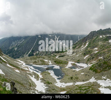 Panoramablick auf See und Berge Schnee in Hohe Tatra, Slowakei Stockfoto