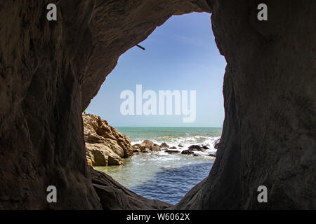 Natürliche Höhle von Urbani Strand von Sirolo, Riviera del Conero, Marken, Italien Stockfoto