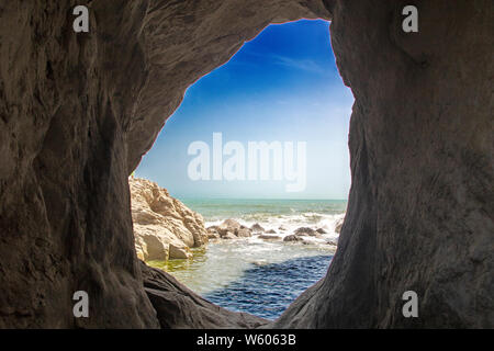 Natürliche Höhle von Urbani Strand von Sirolo, Riviera del Conero, Marken, Italien Stockfoto