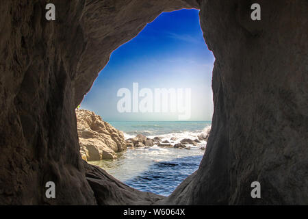 Natürliche Höhle von Urbani Strand von Sirolo, Riviera del Conero, Marken, Italien Stockfoto