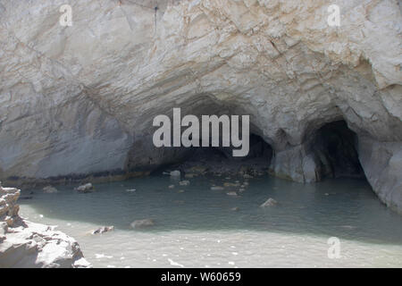 Natürliche Höhle von Urbani Strand von Sirolo, Riviera del Conero, Marken, Italien Stockfoto