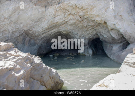 Natürliche Höhle von Urbani Strand von Sirolo, Riviera del Conero, Marken, Italien Stockfoto