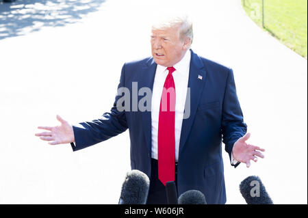 Washington DC, USA. 30. Juli 2019. Präsident DONALD TRUMP im Gespräch mit der Presse neben der South Lawn im Weißen Haus in Washington, DC am 30. Juli 2019. Quelle: Michael Brochstein/ZUMA Draht/Alamy leben Nachrichten Stockfoto