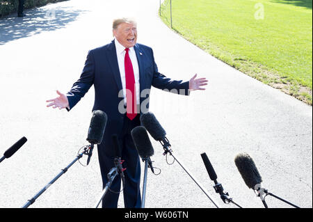 Washington DC, USA. 30. Juli 2019. Präsident DONALD TRUMP im Gespräch mit der Presse neben der South Lawn im Weißen Haus in Washington, DC am 30. Juli 2019. Quelle: Michael Brochstein/ZUMA Draht/Alamy leben Nachrichten Stockfoto