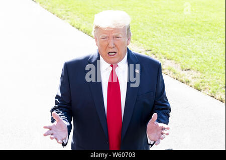 Washington DC, USA. 30. Juli 2019. Präsident DONALD TRUMP im Gespräch mit der Presse neben der South Lawn im Weißen Haus in Washington, DC am 30. Juli 2019. Quelle: Michael Brochstein/ZUMA Draht/Alamy leben Nachrichten Stockfoto