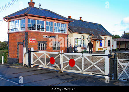 BLUE ANCHOR, Somerset, England - 11. NOVEMBER 2012: Das Stellwerk und Bahnübergang Gates in Blue Anchor Station auf der West Somerset Erbe Rail Stockfoto