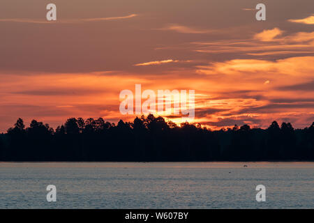 Sonnenaufgang auf dem inter Küstengewässer Blick auf einer Insel Stockfoto