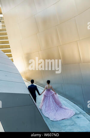 Braut und Bräutigam bei der Walt Disney Concert Hall. Downtown Los Angeles, Kalifornien, Vereinigte Staaten von Amerika Stockfoto