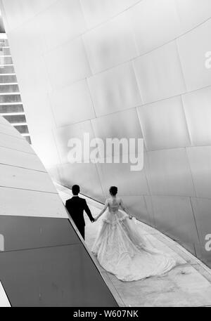 Braut und Bräutigam bei der Walt Disney Concert Hall. Downtown Los Angeles, Kalifornien, Vereinigte Staaten von Amerika Stockfoto