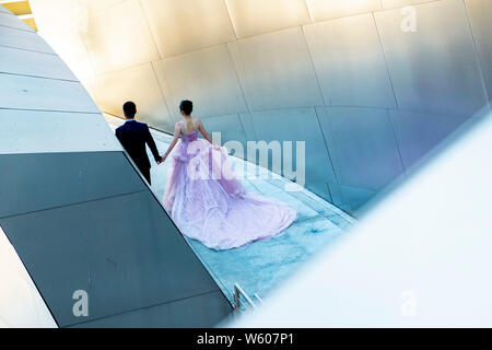 Braut und Bräutigam bei der Walt Disney Concert Hall. Downtown Los Angeles, Kalifornien, Vereinigte Staaten von Amerika Stockfoto