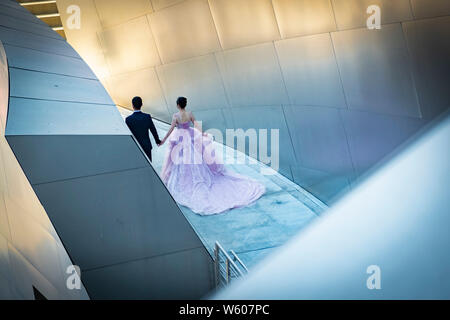 Braut und Bräutigam bei der Walt Disney Concert Hall. Downtown Los Angeles, Kalifornien, Vereinigte Staaten von Amerika Stockfoto