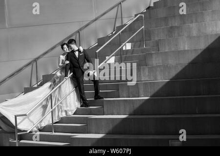 Braut und Bräutigam bei der Walt Disney Concert Hall. Downtown Los Angeles, Kalifornien, Vereinigte Staaten von Amerika Stockfoto