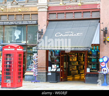 London, Großbritannien - 23 Mai 2016: rote Telefonzelle außerhalb Hotel Chocolat, Chocolatiers verkaufen Stockfoto