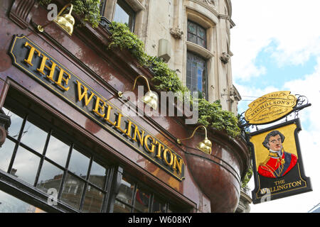 London, Großbritannien - 23 Mai 2016: Die Wellington, schöne beliebte Nicholson's Pub in London. Stockfoto