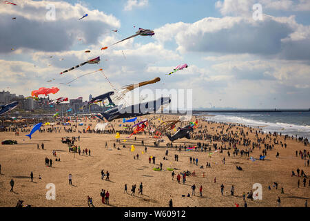 Blick auf die riesigen Drachen schweben auf Scheveningen Strand während der Kite Festival in Den Haag. Stockfoto