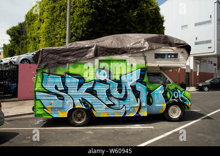 Recreational Vehicle mit Graffiti, Venice Beach, Los Angeles, Kalifornien, Vereinigte Staaten von Amerika Stockfoto