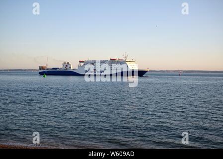 Die Brittany Ferries Baie de Seine Passagiere und Fahrzeuge Fähre in Portsmouth Hafen kommen Sie mit einem Sommer Abend, Hampshire UK Stockfoto