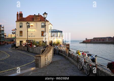 Die Noch und West Pub am Eingang zu Portsmouth Harbour auf einem Sommer Abend, Hampshire England Großbritannien Stockfoto