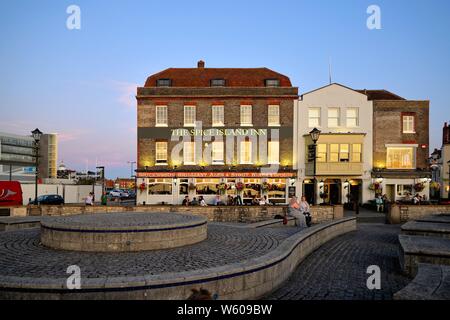 Die Spice Island Inn Pub auf einem Sommer Abend in Portsmouth Hampshire England Stockfoto