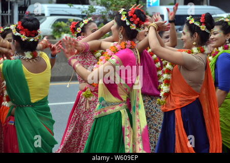 Tänzerinnen in aufwendigen Kostümen in einem farbenfrohen Umzug durch die Internationale Gesellschaft für Krishna-bewusstsein (ISKCON) in Bangkok, Thailand, am 7. Juli 2019. Die Parade begann an der indischen Handelskammer auf Sathorn Soi 1 und fuhr nach unten Sathorn Road. Die Hare Krishna Bewegung oder Hare Krishnas, ist ein Gaudiya Vaishnava Hinduistische religiöse Organisation in 1966 in New York City gegründet von A.C. Bhaktivedanta Swami Prabhupada, der Guru und spirituellen Meister der Organisation. Stockfoto