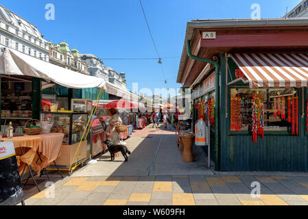 Der Naschmarkt in Wien, Österreich an einem sonnigen Sommertag Stockfoto
