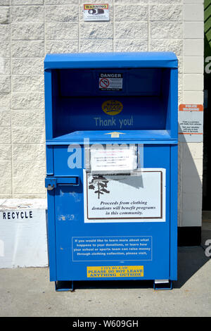 Bekleidung spende Container für öffentliche Drop off Stockfoto