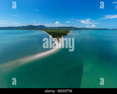 Antenne Panoramablick auf den schönen Sandstrand von Laem Haad aus Koh Yao Yai Island, Thailand Stockfoto